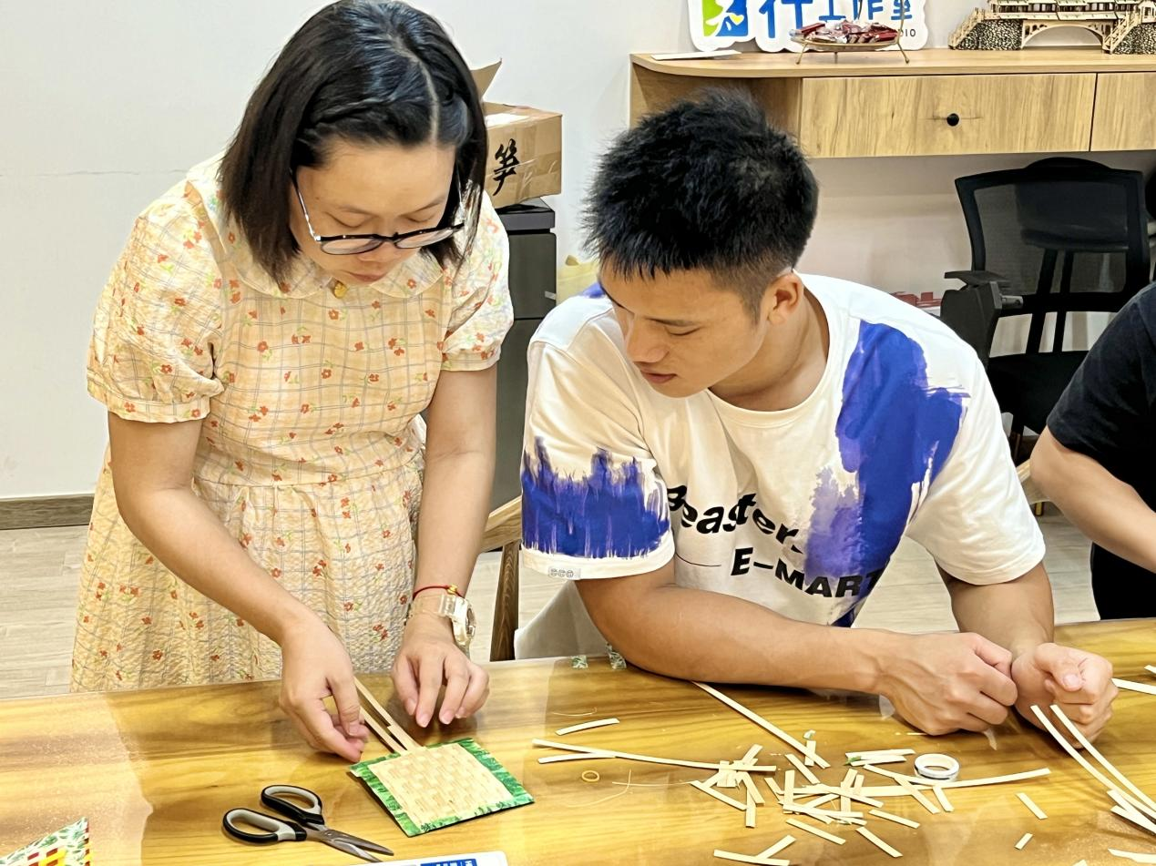 李玉老師指導(dǎo)扇柄制作