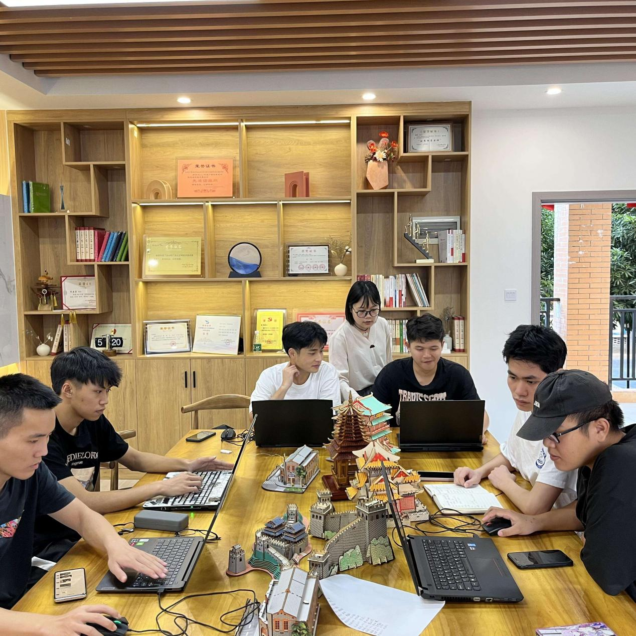 李玉老師與同學(xué)們討論干欄式建筑