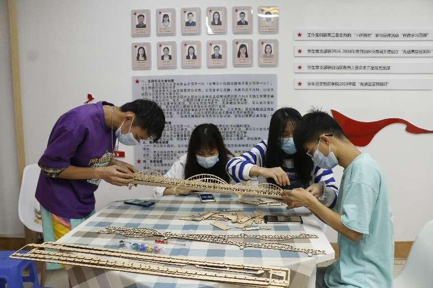 學(xué)生正在模型拼裝