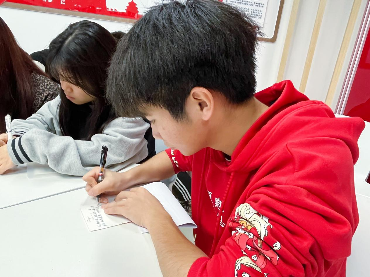 同學(xué)們寫下作為新時(shí)代青年如何繼承和發(fā)揚(yáng)長(zhǎng)征精神的感想