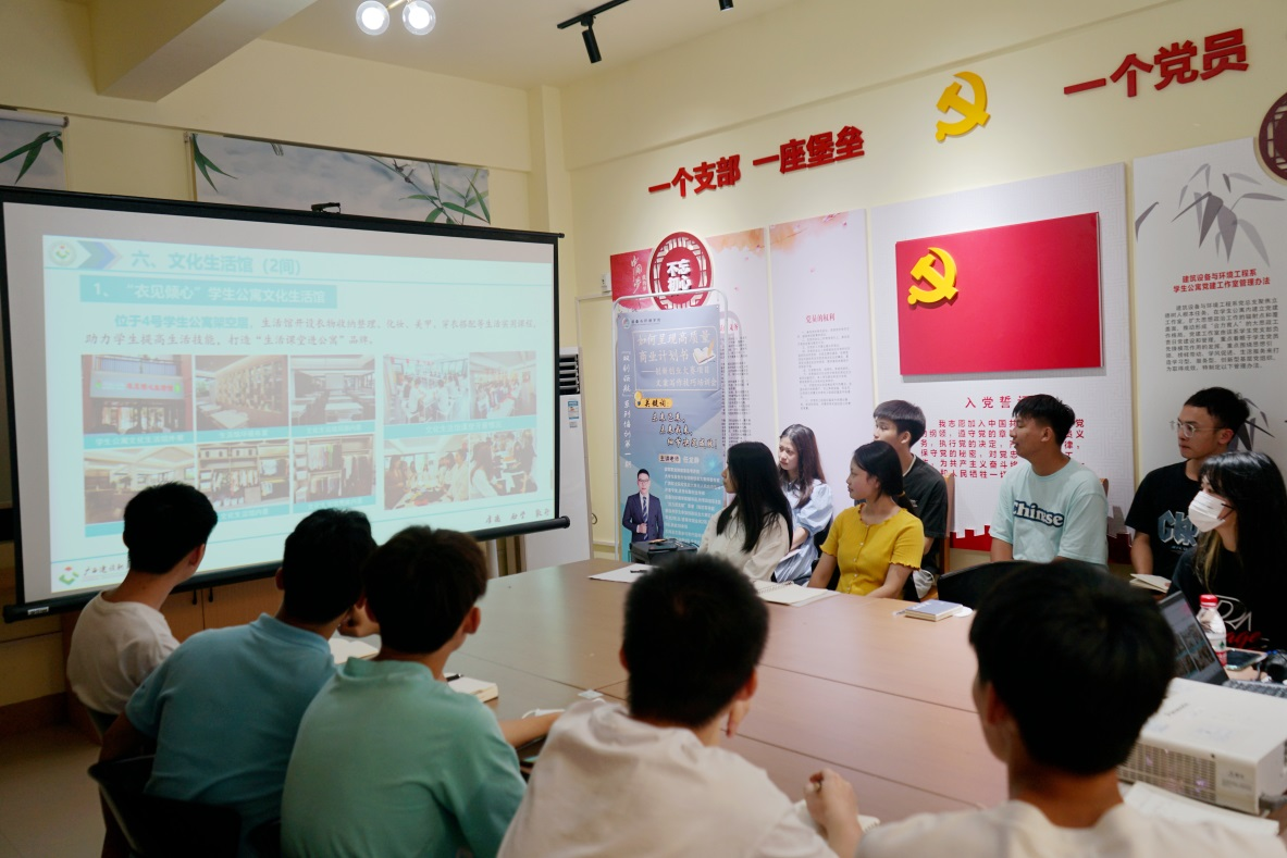 周舟部長(zhǎng)向同學(xué)們介紹學(xué)?！耙徽臼健睂W(xué)生社區(qū)建設(shè)的基本情況