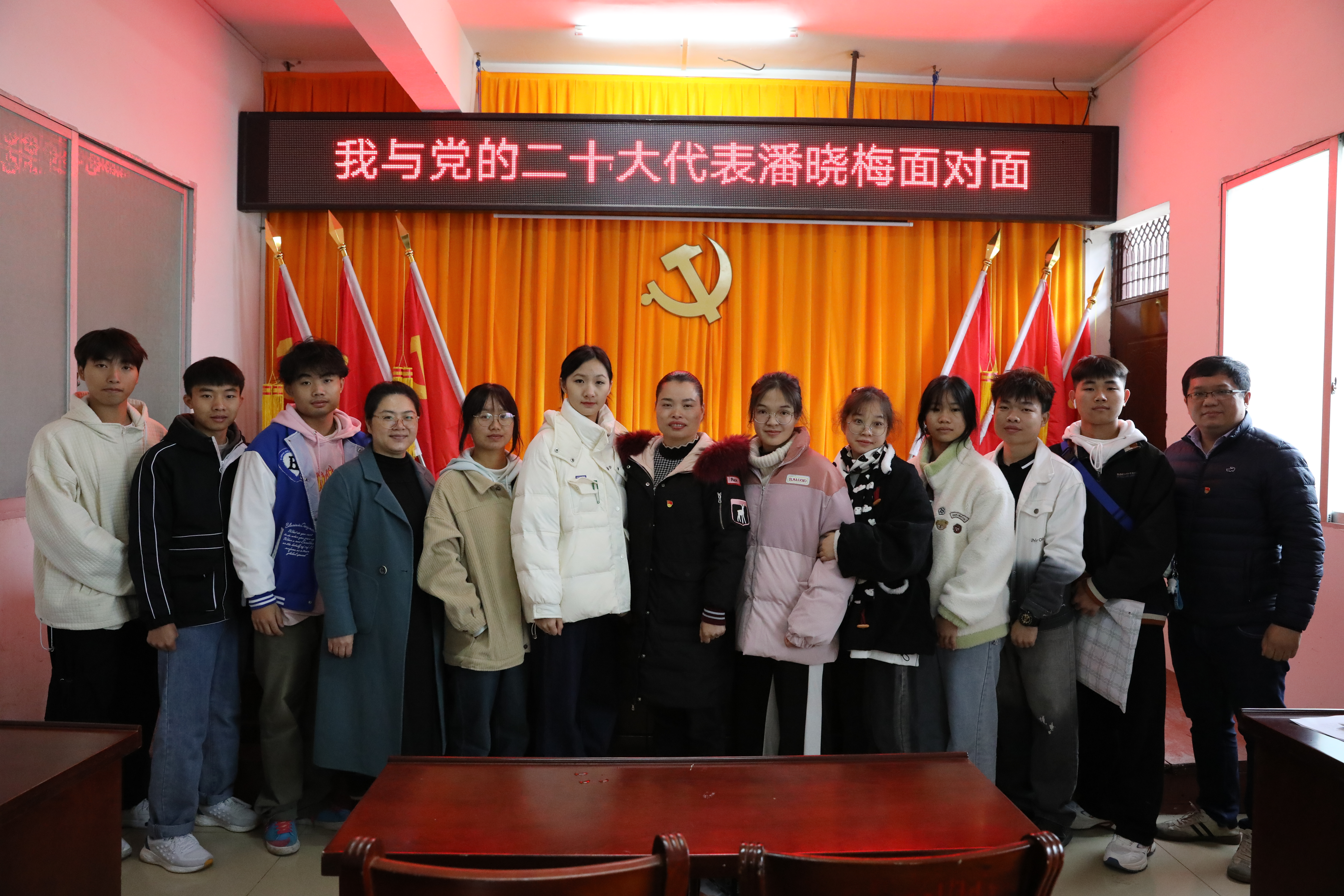 實(shí)踐團(tuán)成員與潘曉梅代表合影