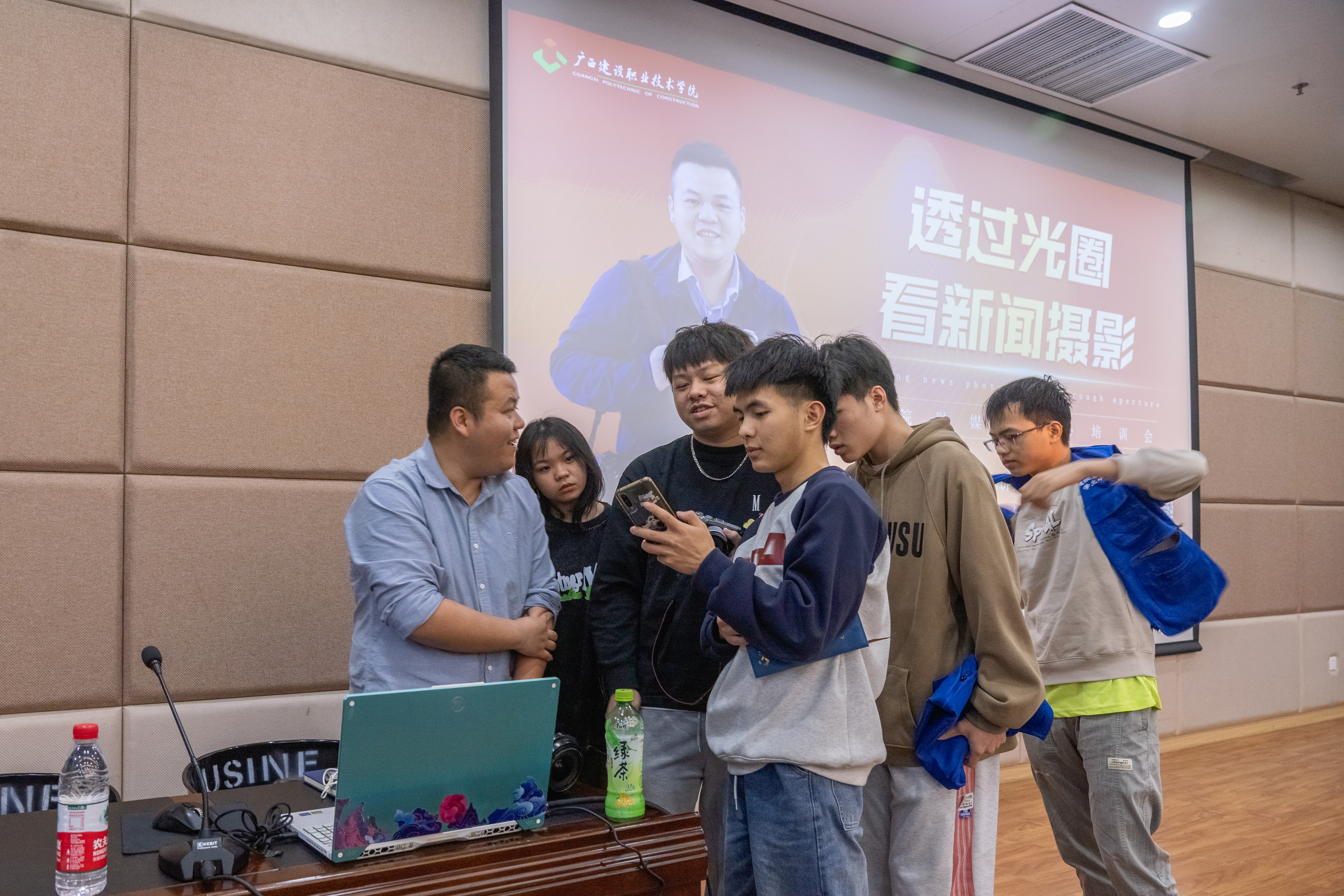劉崢記者現(xiàn)場為同學們答疑解惑