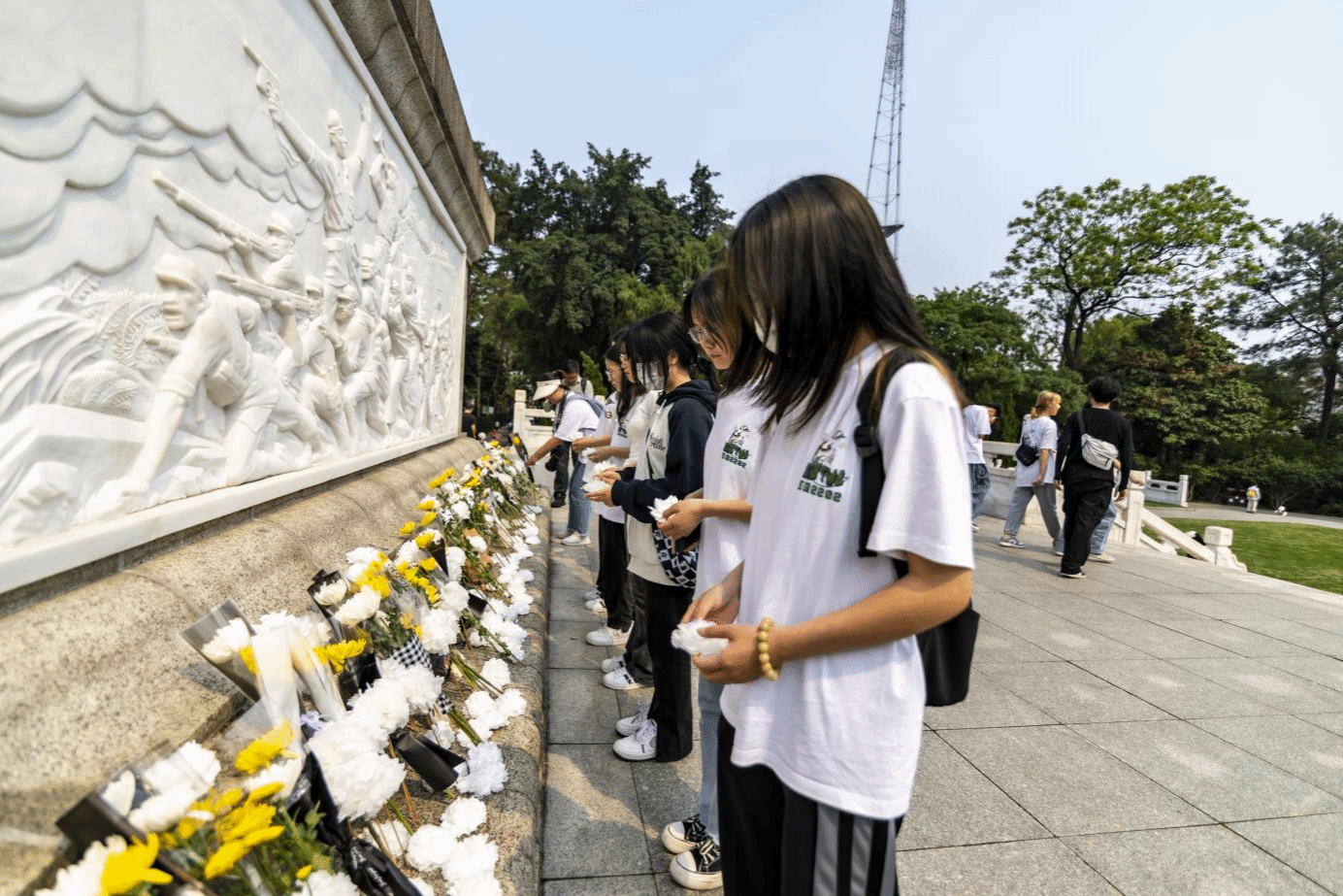 全體學(xué)生向革命烈士敬獻(xiàn)了小白花