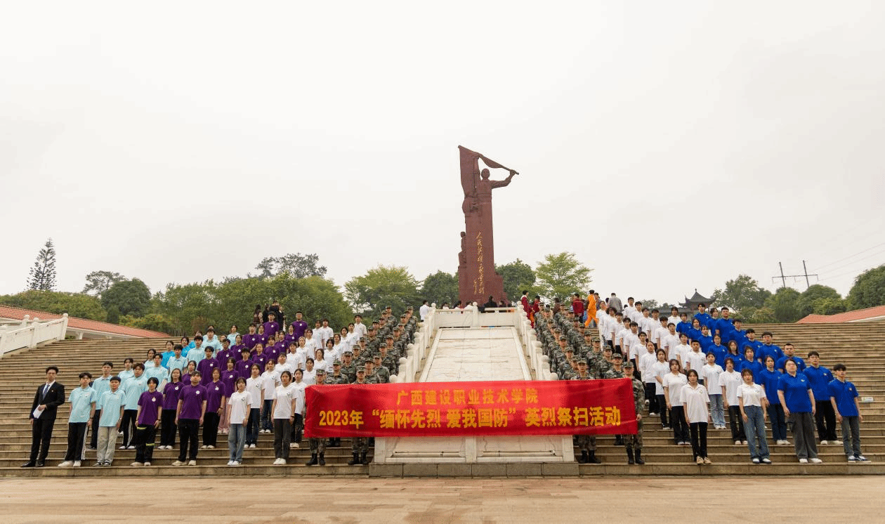 我校團(tuán)員青年代表在公祭廣場(chǎng)革命烈士紀(jì)念碑前留念