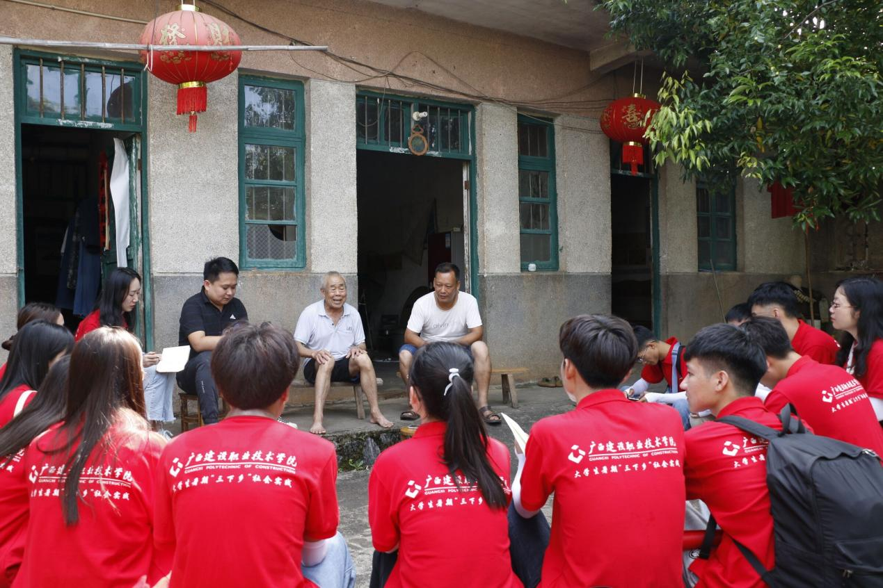 老黨員王熙胡（后排左二）向?qū)嵺`團(tuán)講述入黨故事