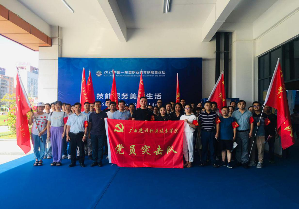 全體黨員突擊隊(duì)員合影