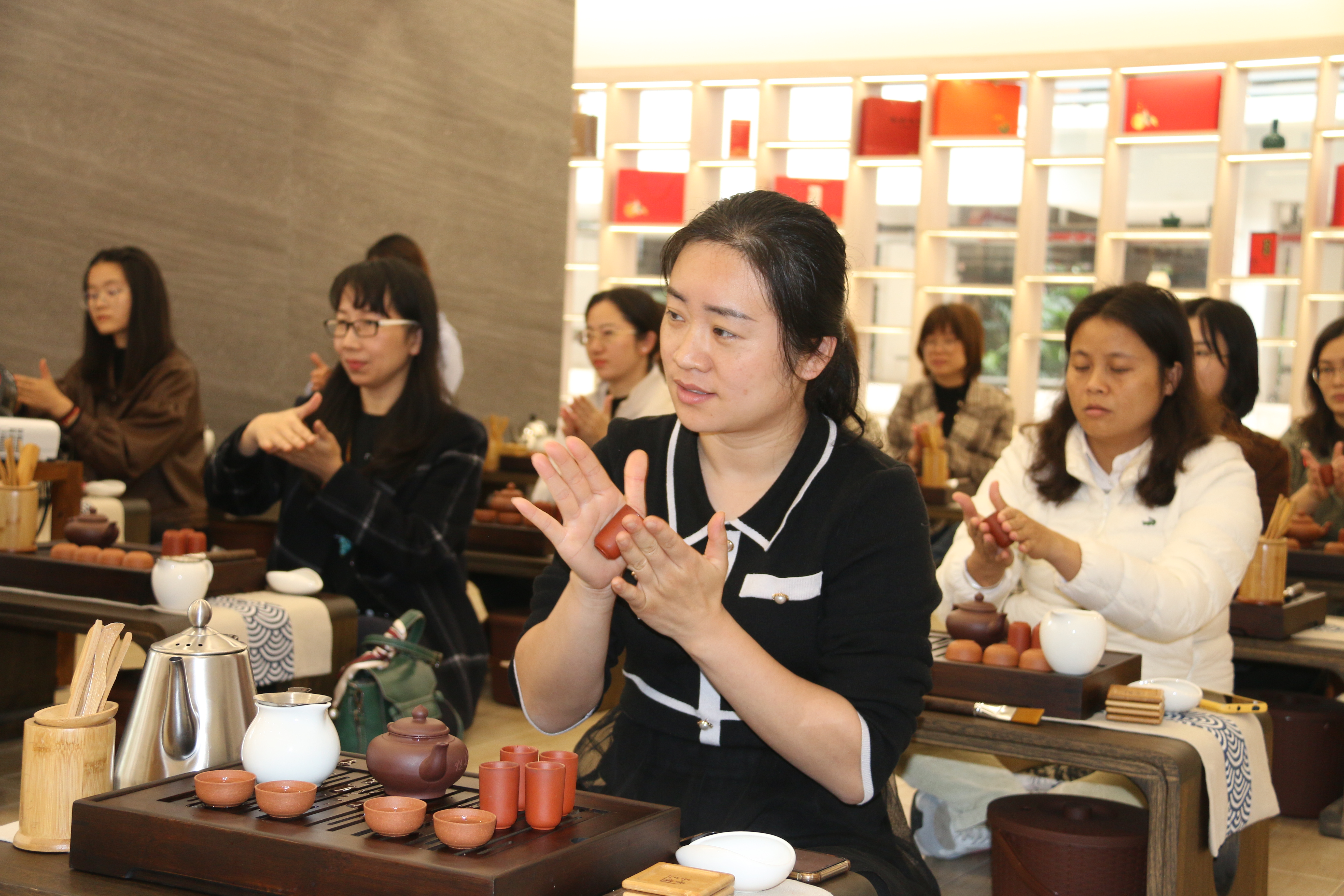 女職工正在學(xué)習(xí)茶藝
