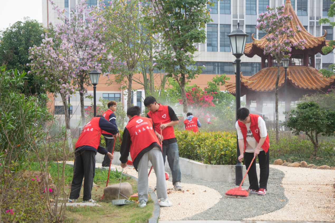 志愿者清掃學(xué)校錦鯉園