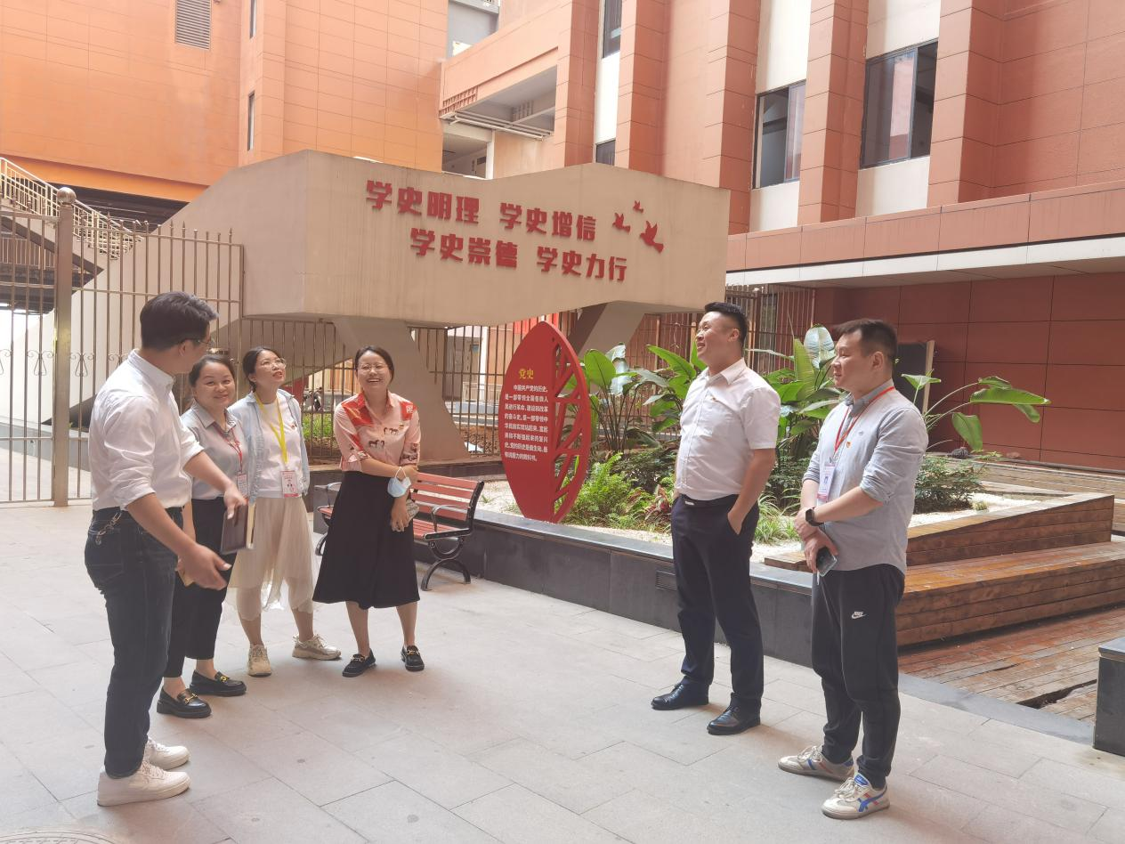 雙方交流一站式學(xué)生社區(qū)建設(shè)情況