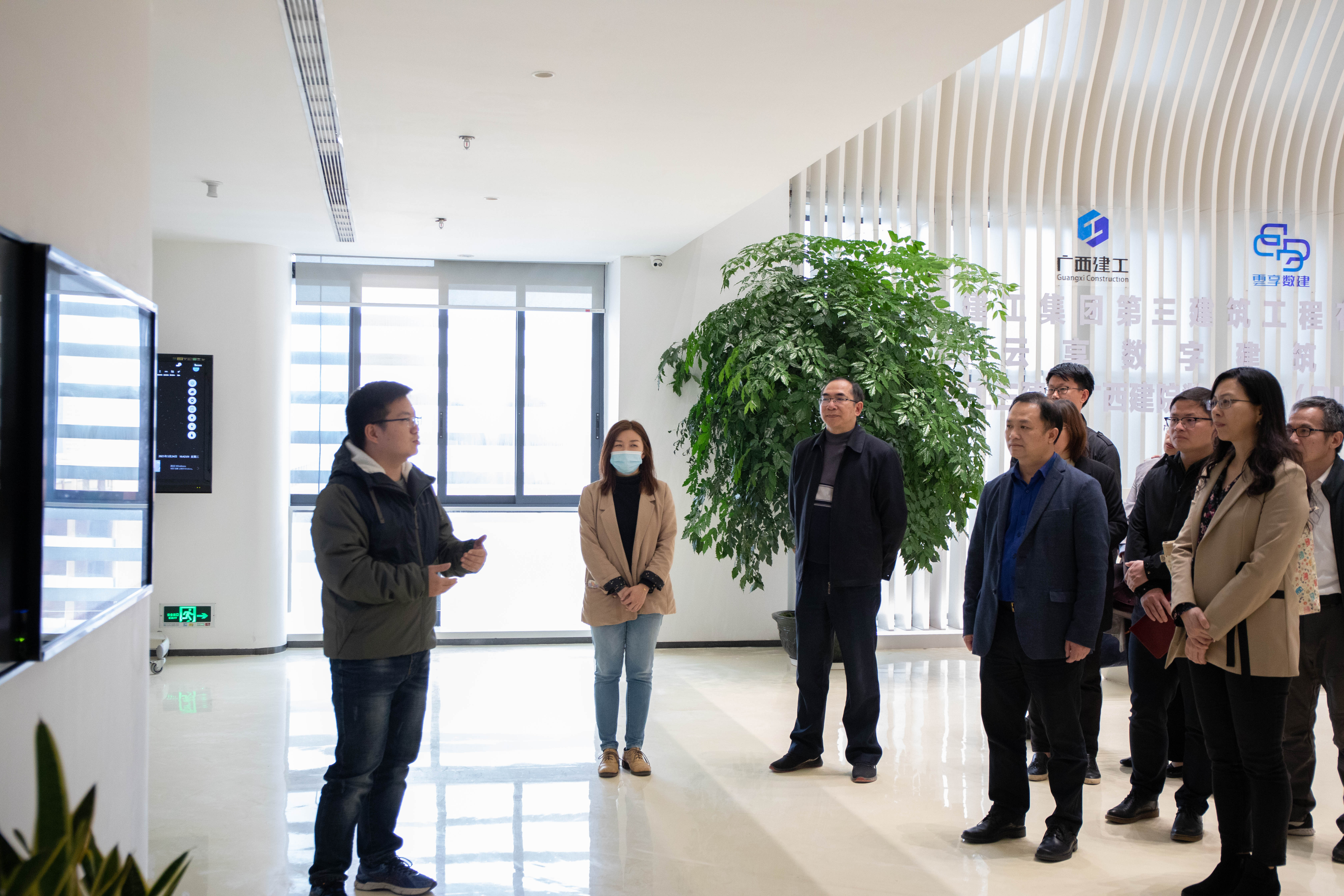 與會(huì)人員參觀我校BIM中心