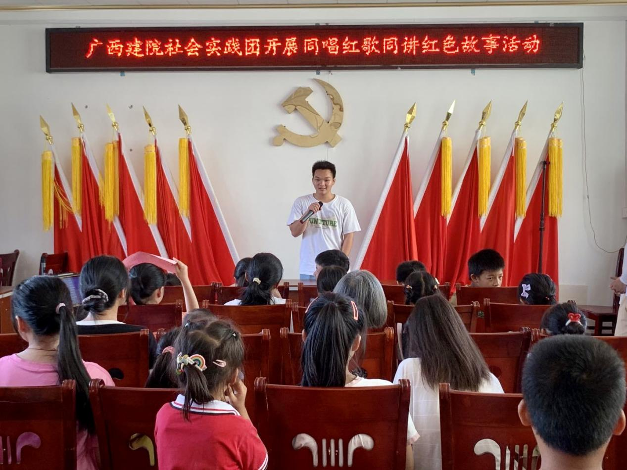 實(shí)踐團(tuán)韋水生同學(xué)向小朋友們講述《雞毛信》的故事