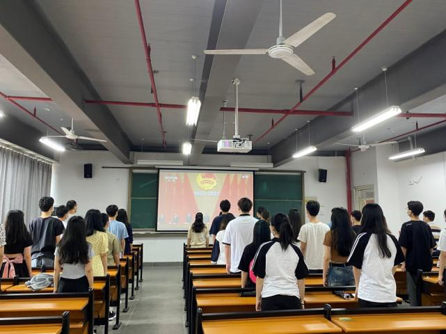 師生共同收看慶祝中國共產(chǎn)主義青年團成立100周年大會