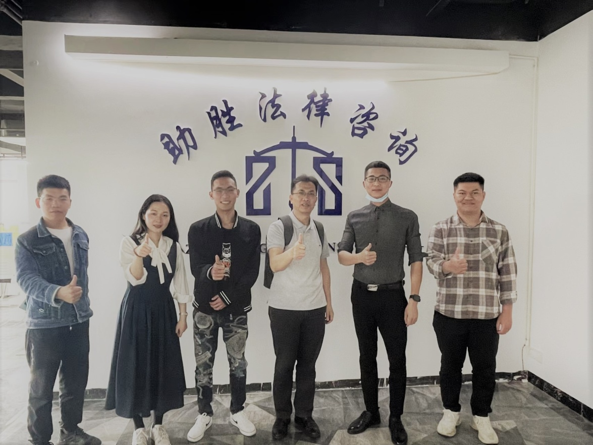學(xué)生何大為與帶隊(duì)老師合影