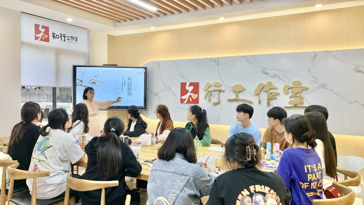 李玉老師向同學們講述中華優(yōu)秀傳統(tǒng)文化
