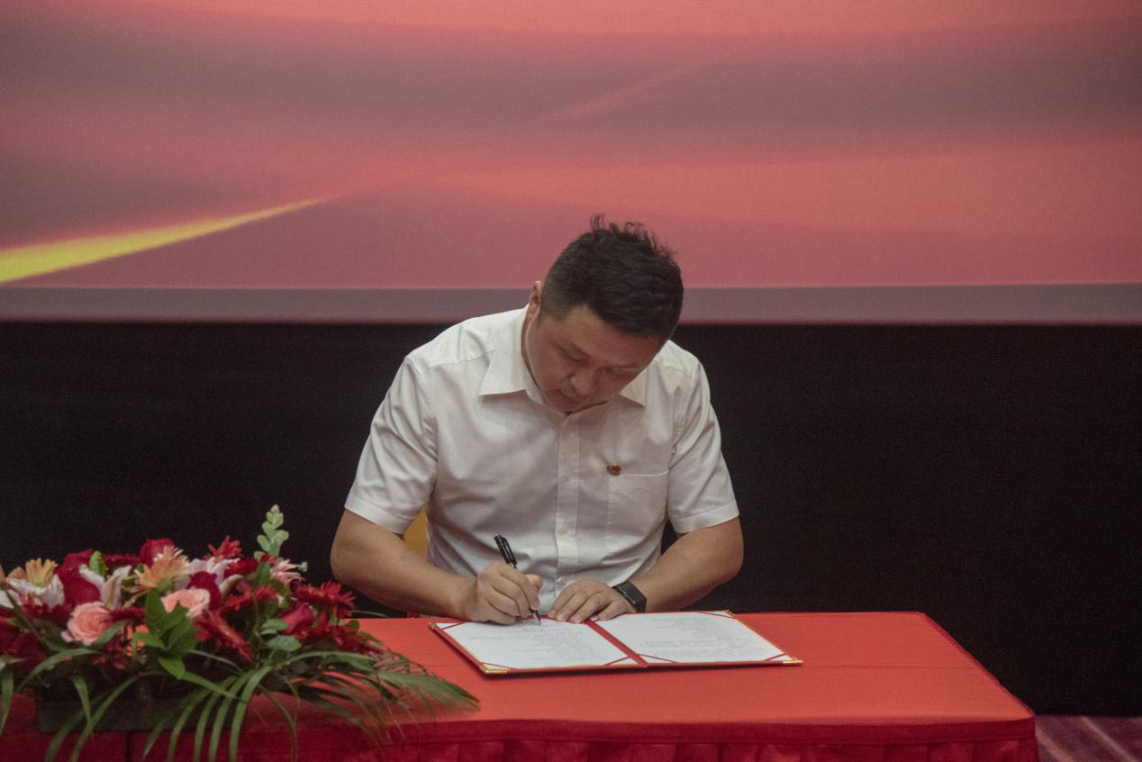 建筑與規(guī)劃學(xué)院黨總支書記邱嵐簽署黨建共建協(xié)議書