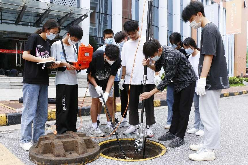 志愿者開展下水管道檢測服務(wù)
