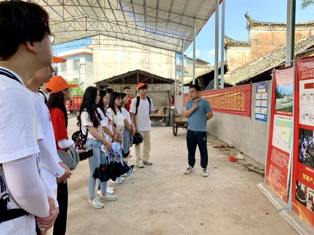 觀察團(tuán)到永富村果脯蜜餞蔬果加工廠建設(shè)現(xiàn)場(chǎng)調(diào)研