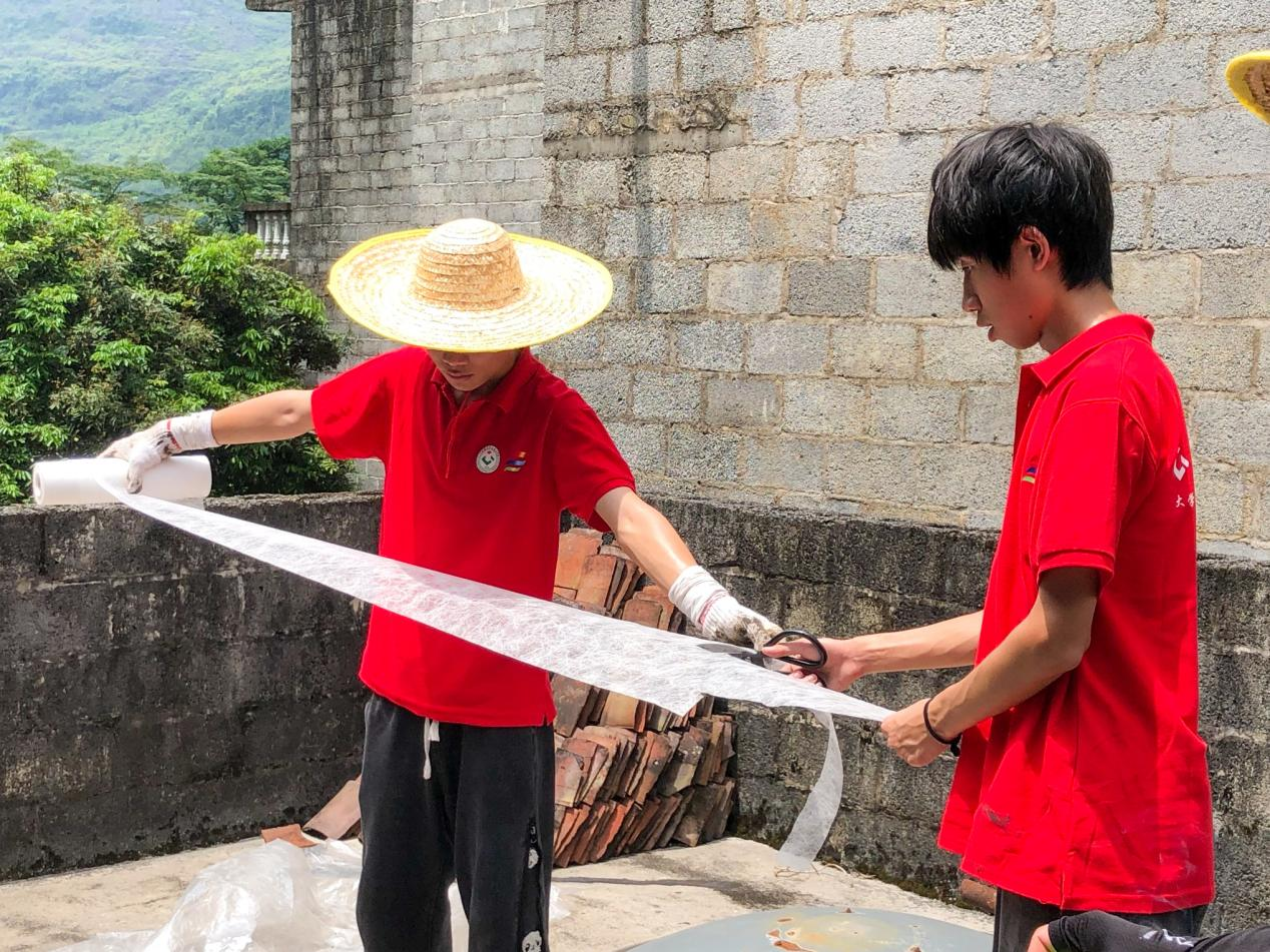 實(shí)踐團(tuán)成員剪抗撕裂布