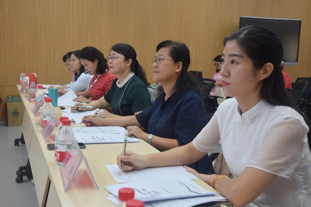 專家評委認(rèn)真聽課評分