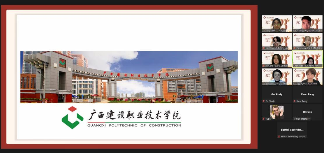 人文教育學(xué)院英語(yǔ)教研室曾妍、李晶晶老師與參與活動(dòng)的學(xué)生合影