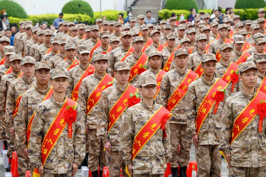 整裝待發(fā)的新兵們