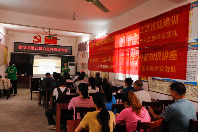 實踐隊成員向村民普及農(nóng)村規(guī)范建房政策