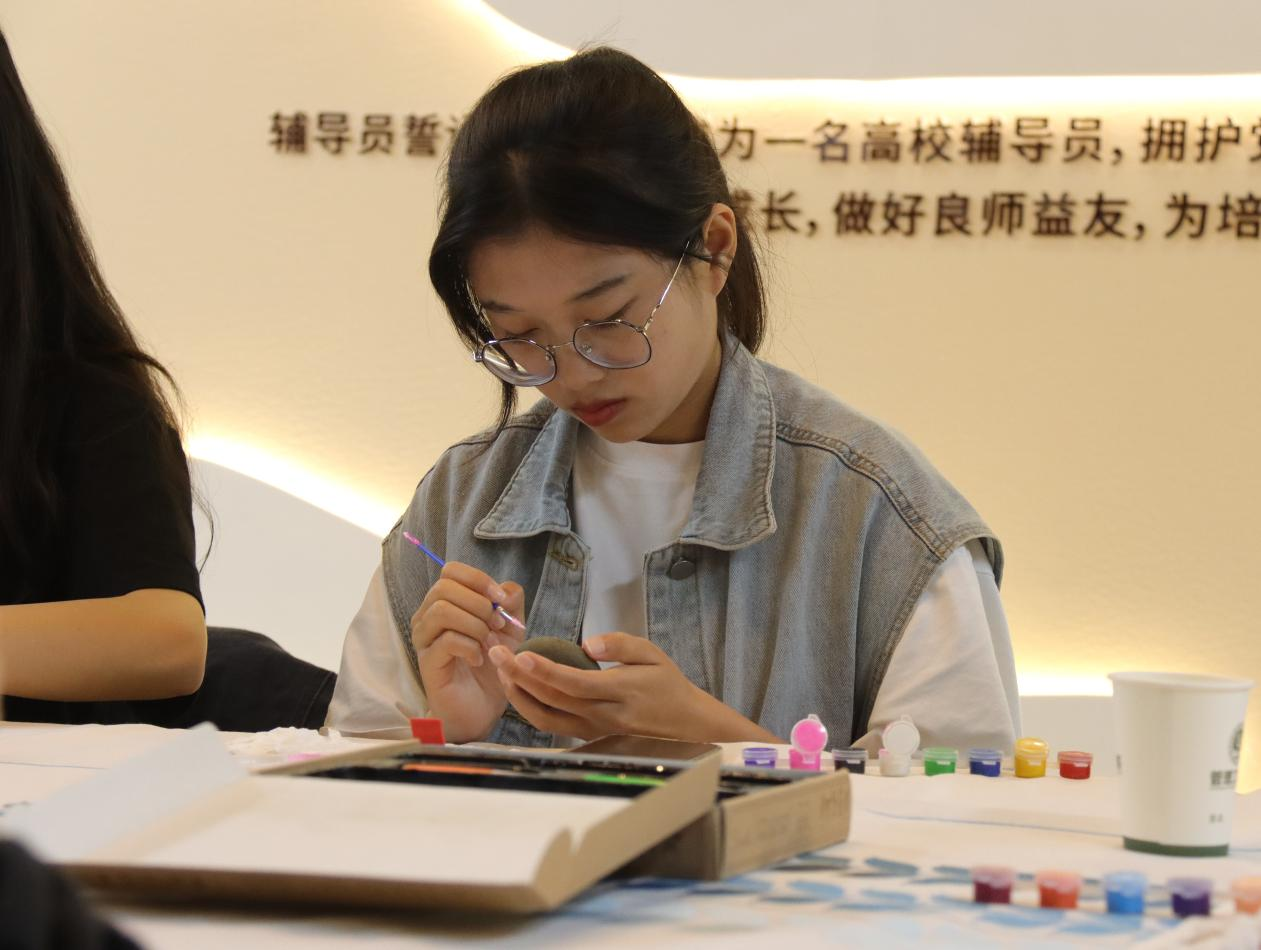 同學(xué)們進(jìn)行石頭彩繪