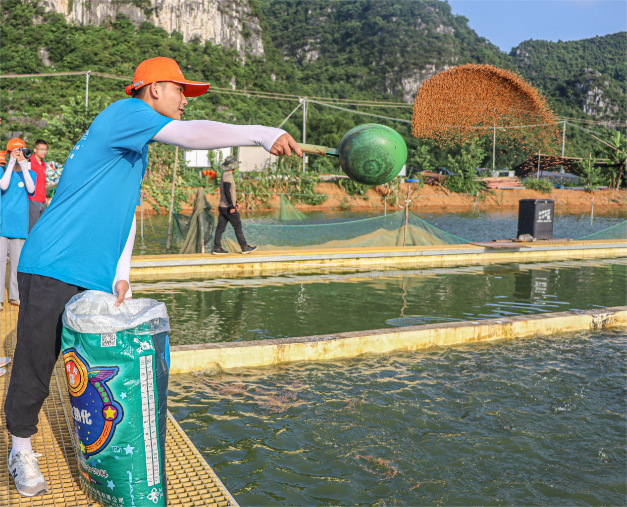 觀察團(tuán)成員參觀高密度魚養(yǎng)殖基地體驗(yàn)給魚喂食物