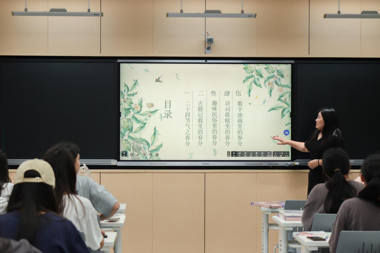楊果老師向同學(xué)們介紹春分節(jié)氣的相關(guān)知識