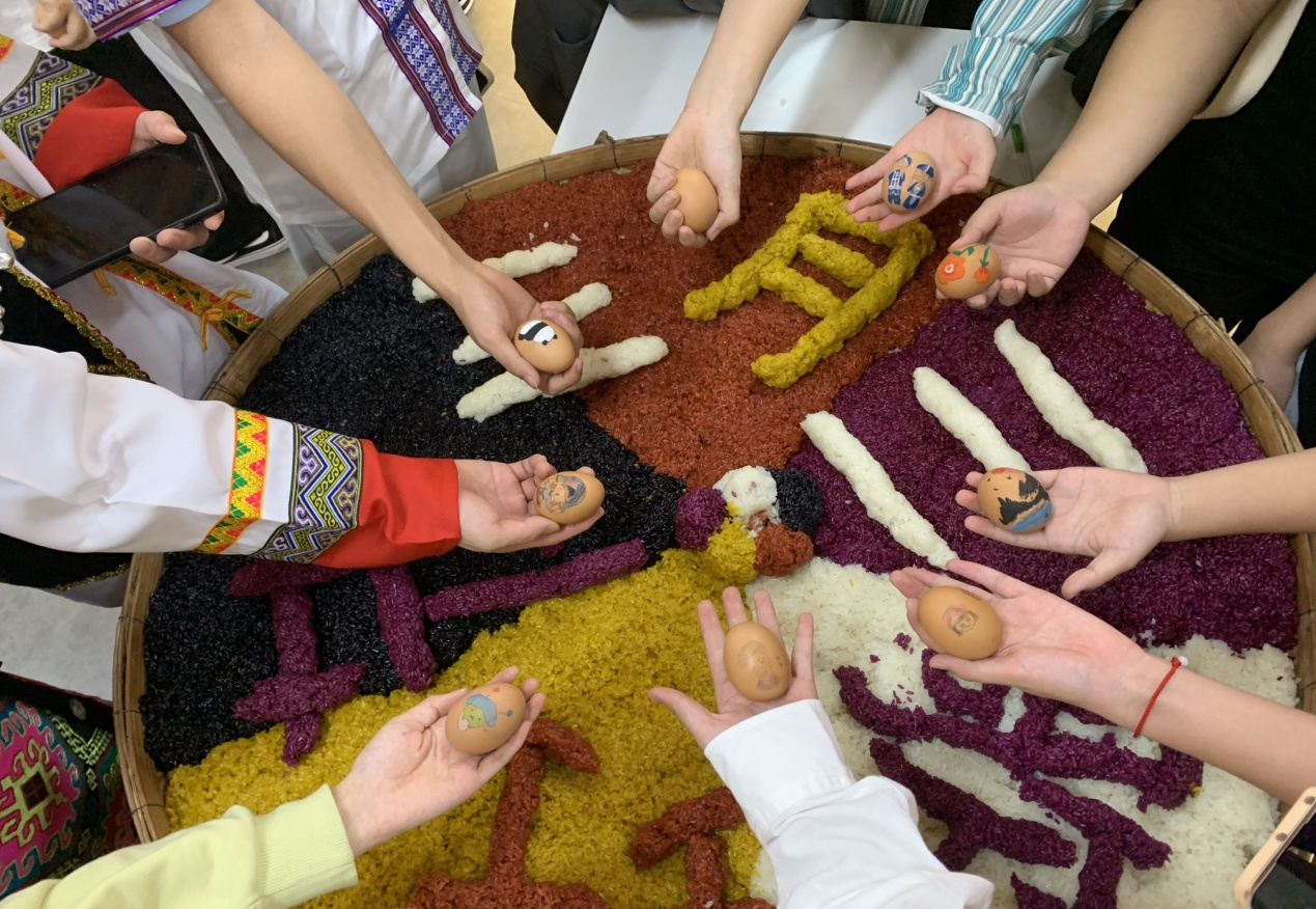 畫彩蛋、制作五色糯米飯，體驗(yàn)民俗文化