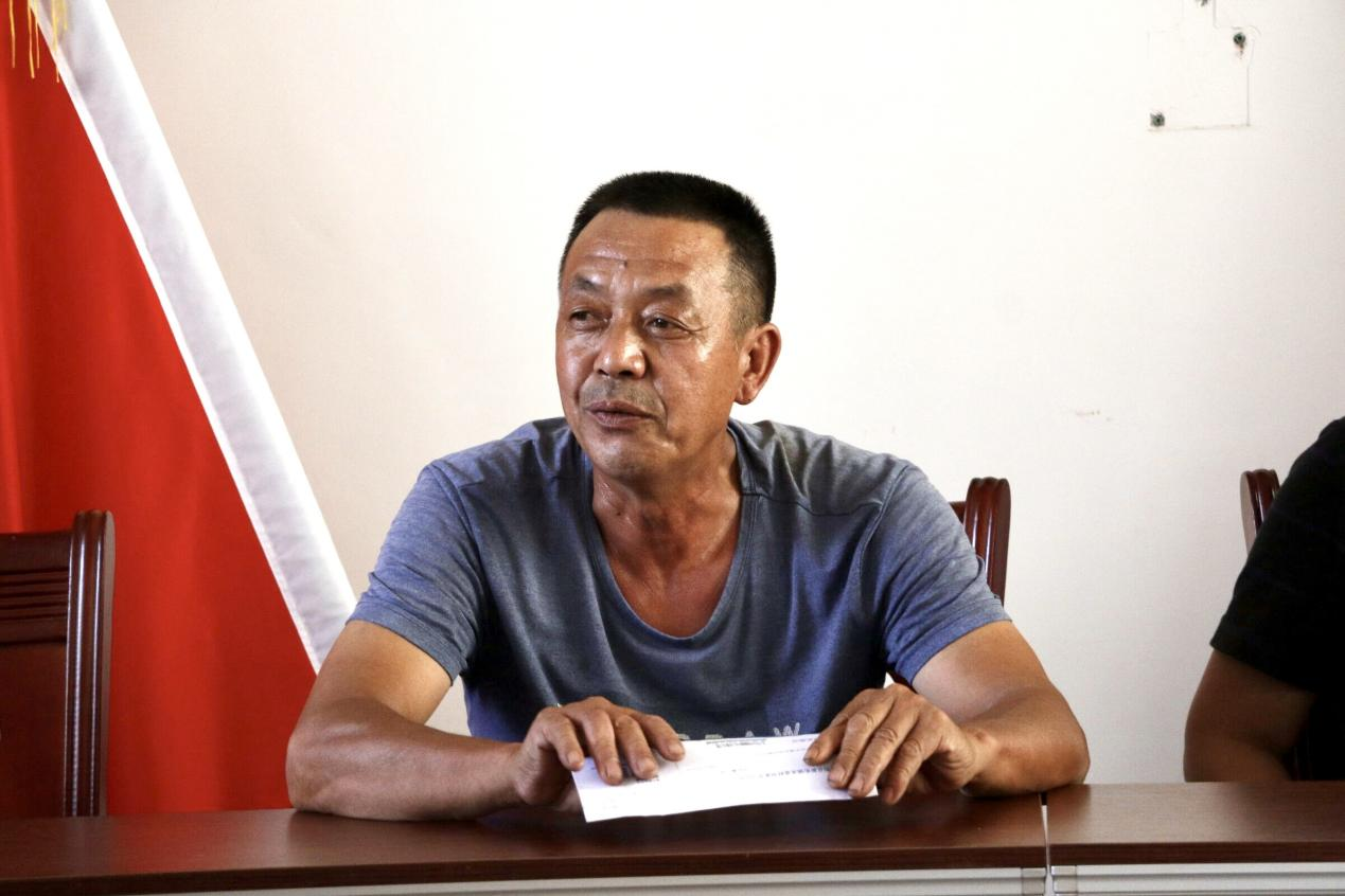 永富村黨支部副書記王新林講述帶領(lǐng)村民們脫貧致富的故事