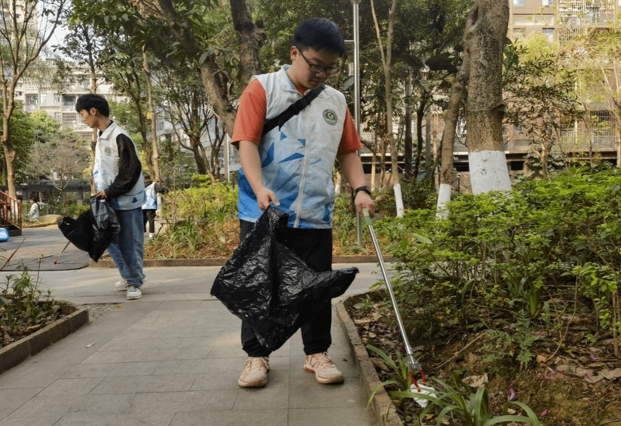 志愿者清掃社區(qū)