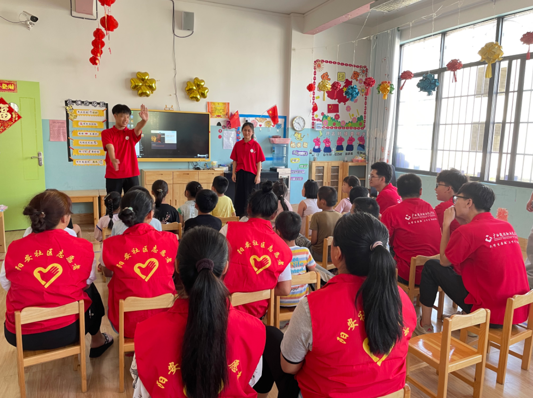 團(tuán)隊(duì)成員向小學(xué)生演示交警手勢(shì)