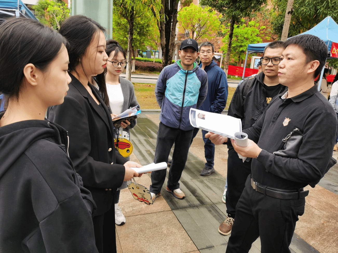 學院領(lǐng)導與專任教師現(xiàn)場指導學生參加面試