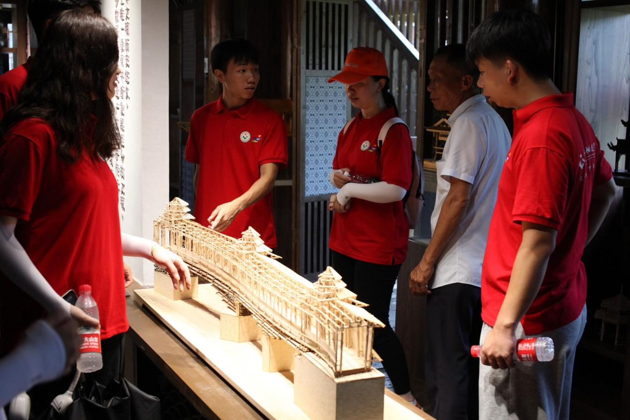楊求師大師向?qū)嵺`團(tuán)介紹建筑模型