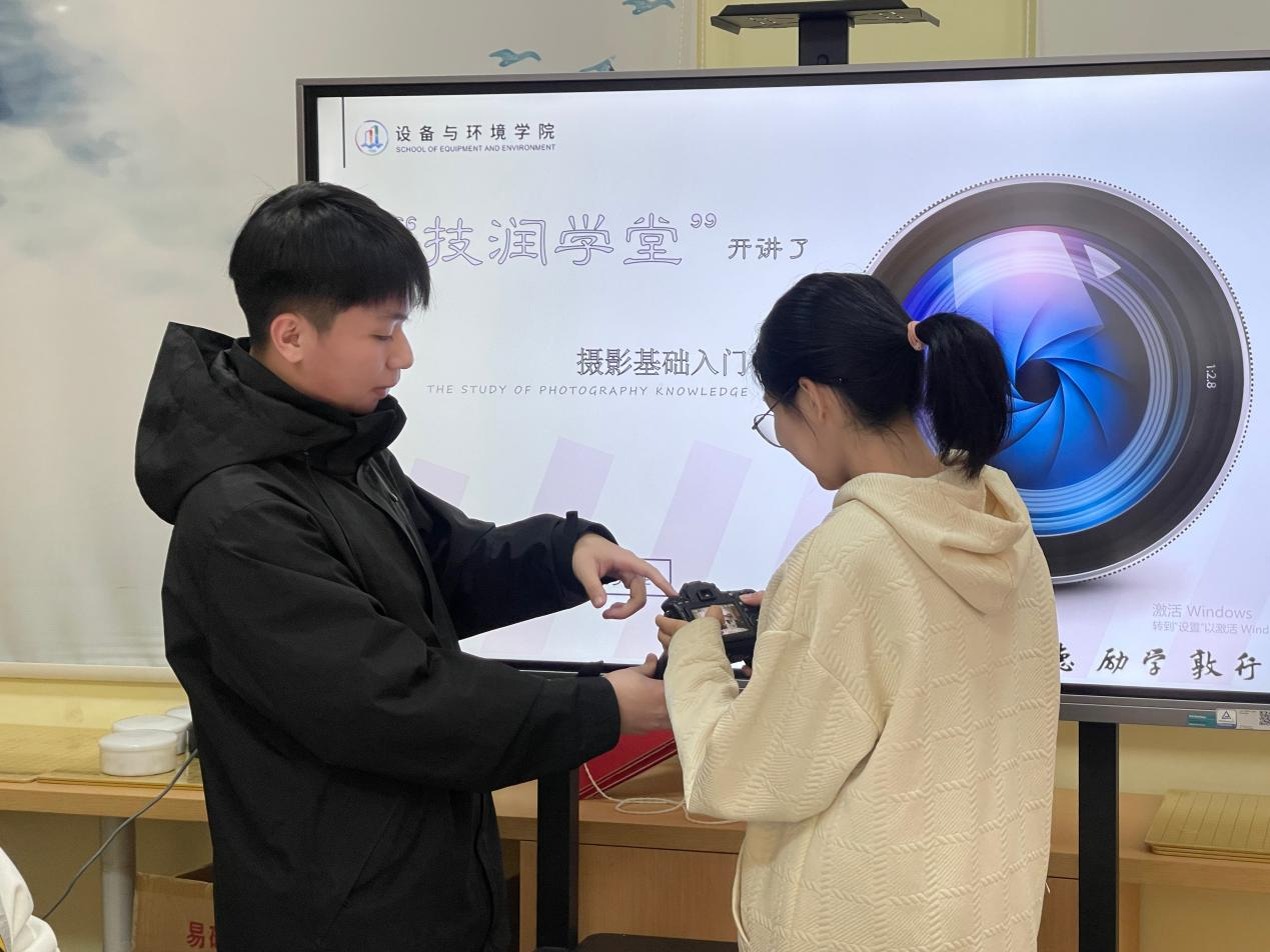 消防2201班的楊貴維小先生為同學(xué)們分享攝影技巧