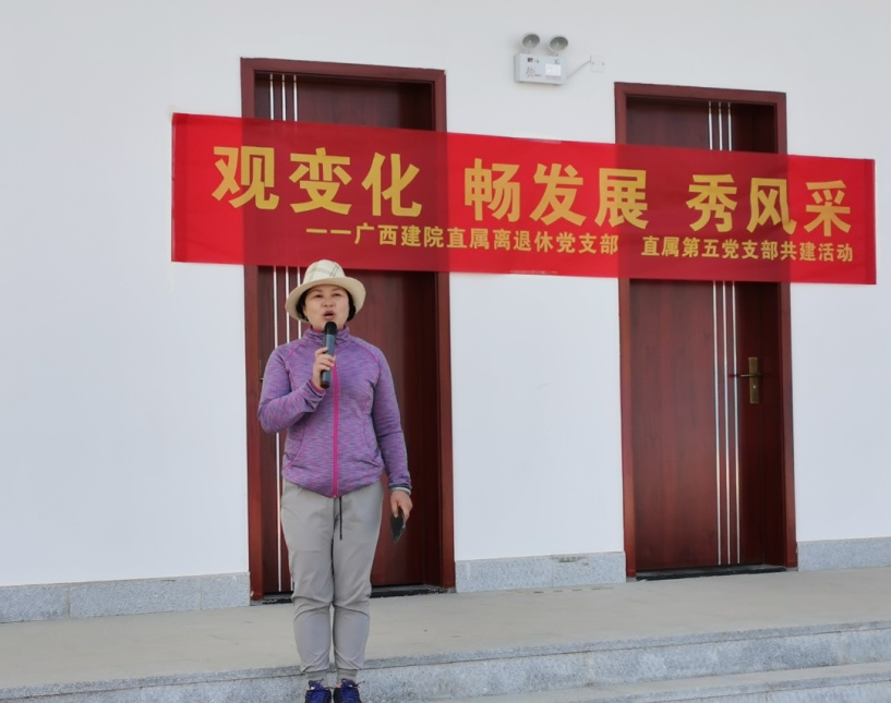 直屬退休黨支部書(shū)記韋懷波正在宣講十九屆六中全會(huì)精神