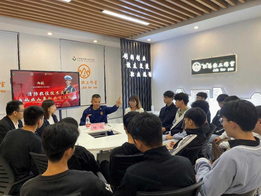 “小粉絲們”與向工程師進(jìn)?了熱烈的交流