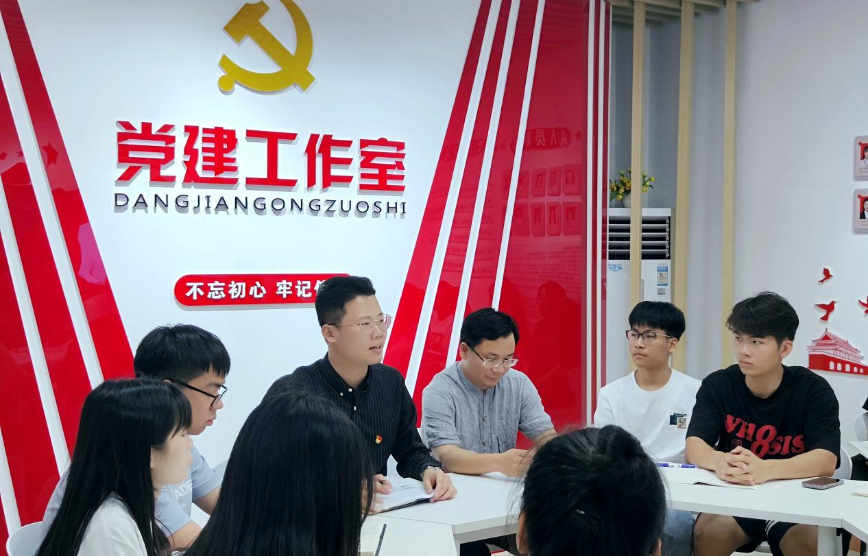 主講人楊鑠老師與同學(xué)們暢聊五四精神