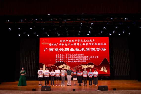 贈書儀式現(xiàn)場