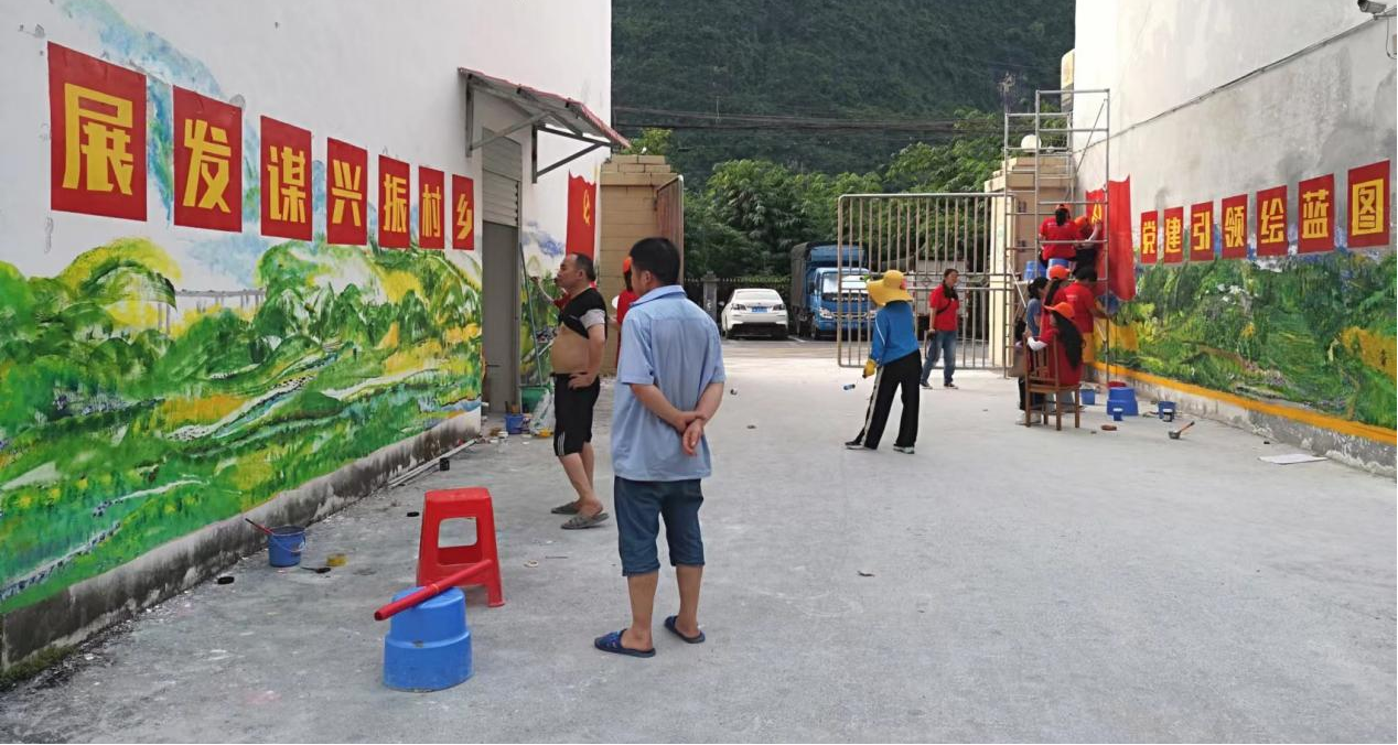 當(dāng)?shù)厝罕婑v足觀賞主題墻繪作品