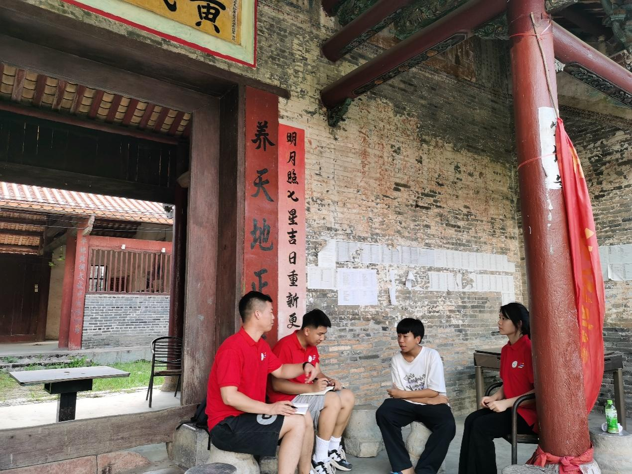 實踐團(tuán)成員在“老口村黃氏宗祠”中訪談當(dāng)?shù)卮迕?></div>
<p style=