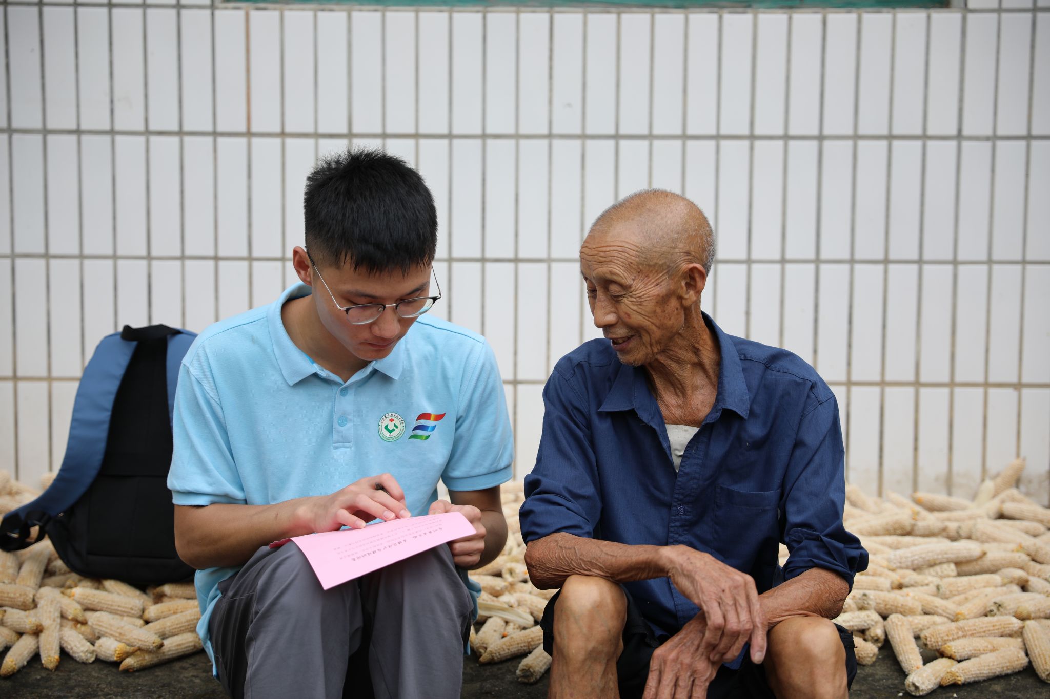 實踐團(tuán)成員進(jìn)行問卷調(diào)查
