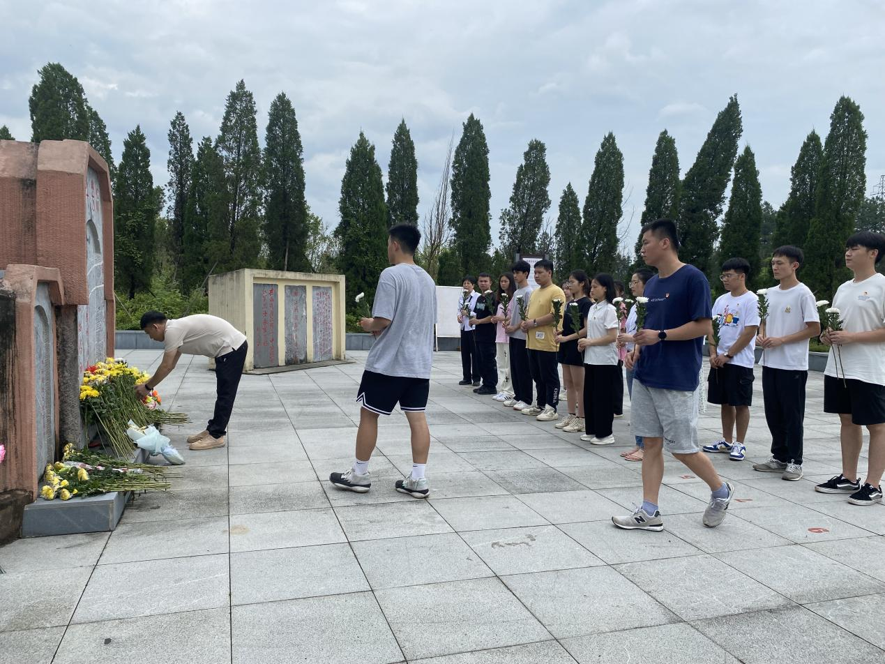 師生為湘江戰(zhàn)役光華鋪?zhàn)钃魬?zhàn)犧牲的戰(zhàn)士獻(xiàn)花