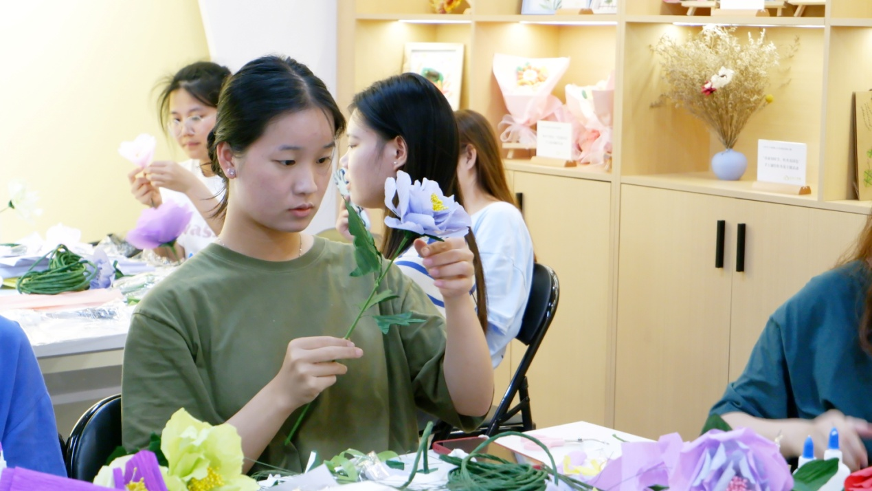 同學(xué)們制作手工花