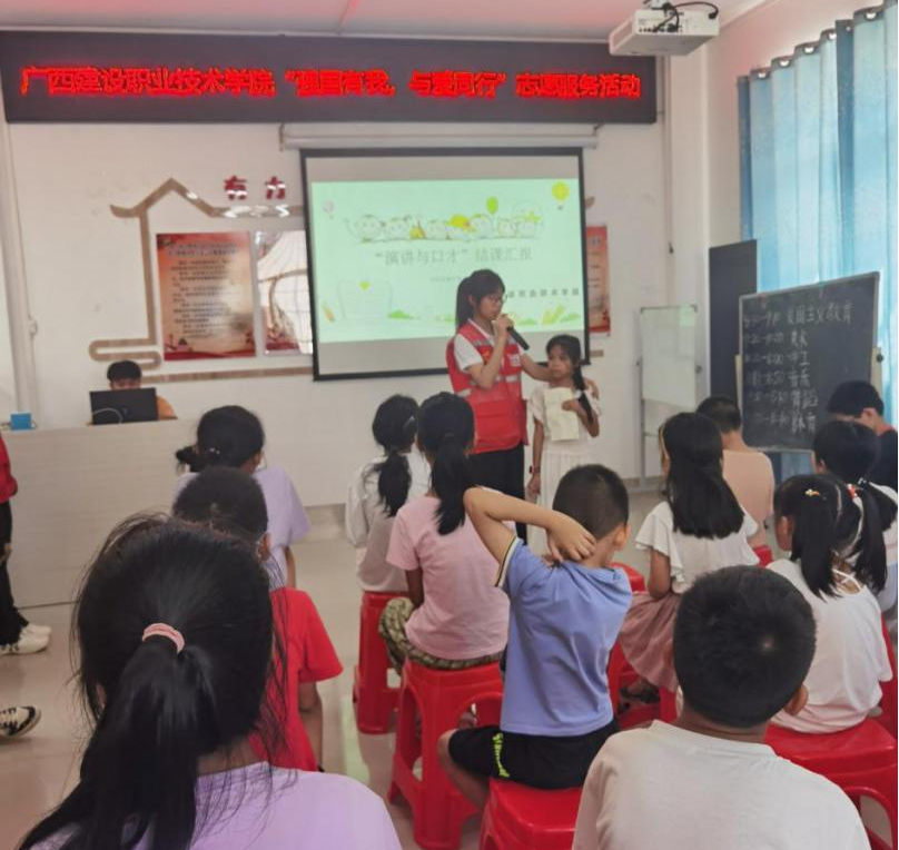 孩子們上臺(tái)演講后志愿服務(wù)團(tuán)成員進(jìn)行點(diǎn)評(píng)與指導(dǎo)