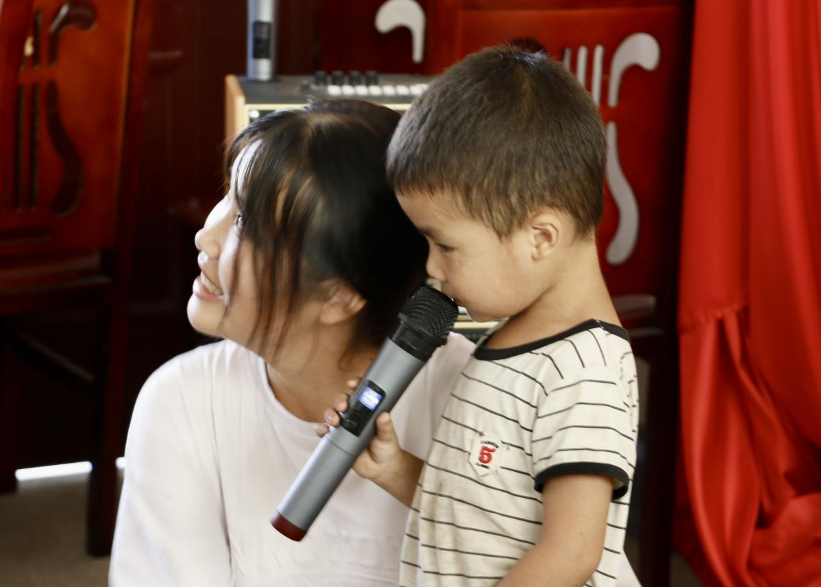 當(dāng)?shù)匦∨笥炎愿鎶^勇上臺(tái)唱紅歌