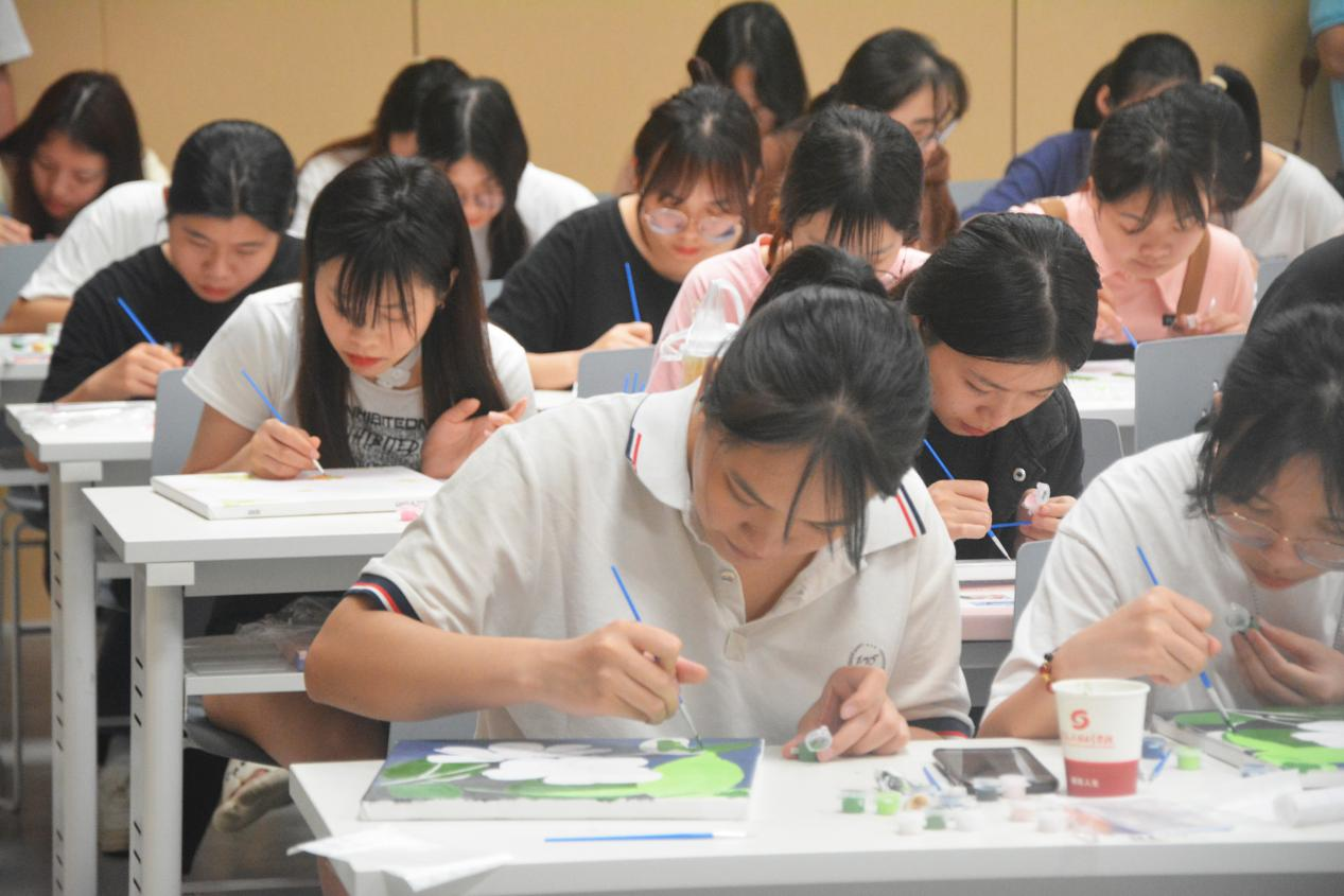 同學(xué)們在認真繪制“春分畫卷”