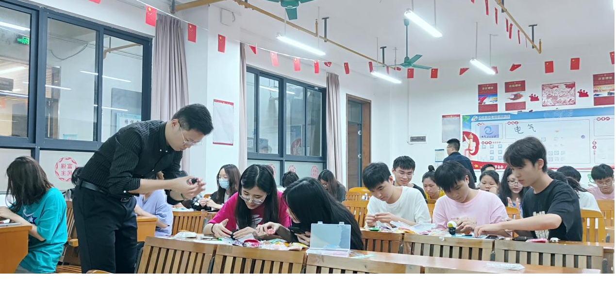 同學(xué)們在老師的指導(dǎo)下認(rèn)真制作面塑作品